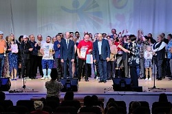 В минувшую субботу в Александровке торжественно завершился районный фестиваль "Спорт! Творчество! Дружба!"